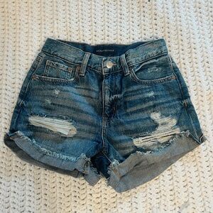 distressed denim shorts!! 💙
